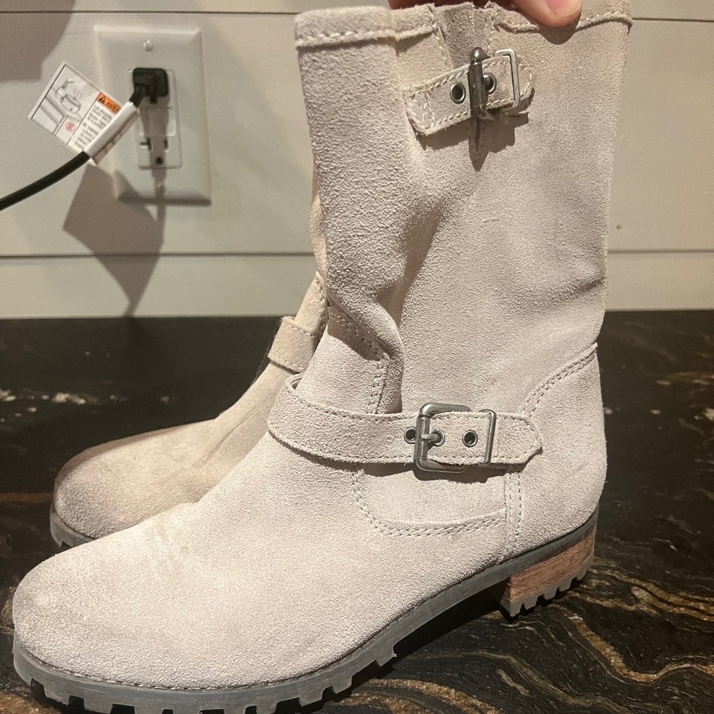 Ankle leather boots